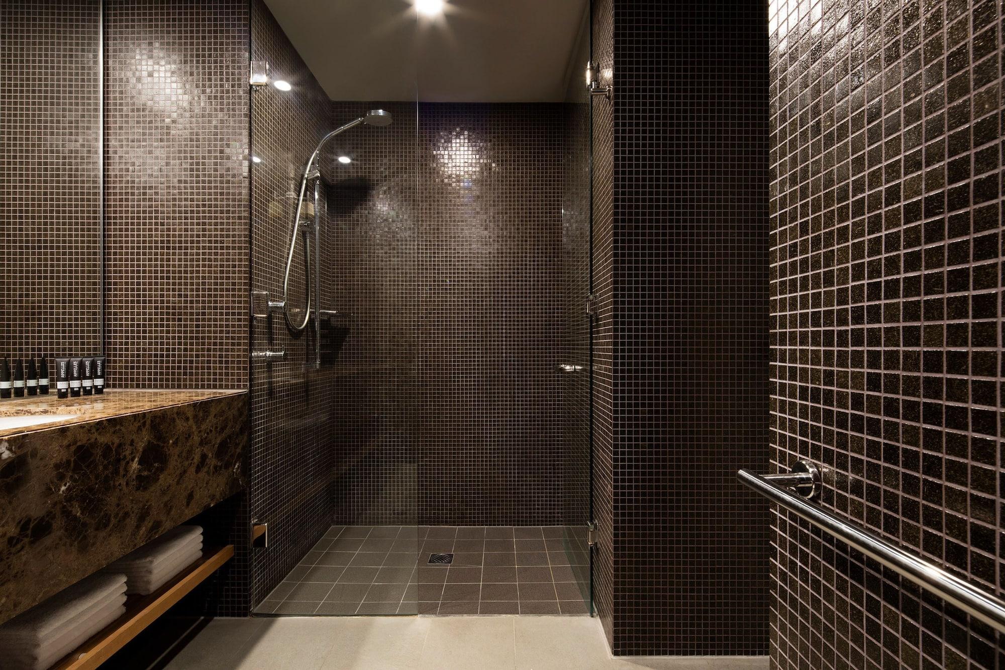 Hotel Realm Κανμπέρα Εξωτερικό φωτογραφία A shower