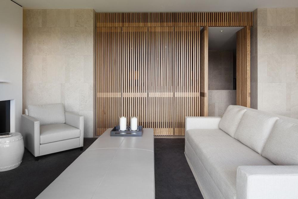 Hotel Realm Κανμπέρα Εξωτερικό φωτογραφία Interior of a suite at the Mandarin Oriental, Munich