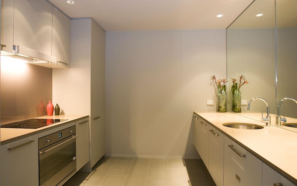 Hotel Realm Κανμπέρα Εξωτερικό φωτογραφία A kitchen in a typical apartment
