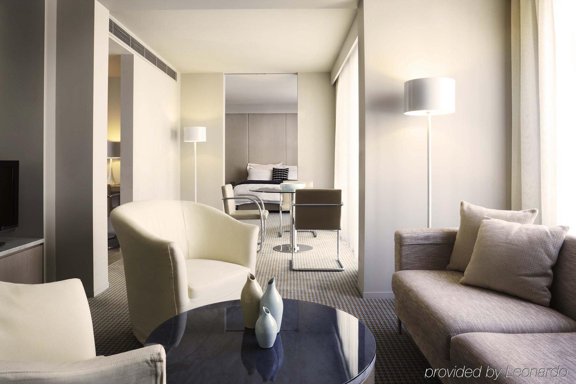 Hotel Realm Κανμπέρα Δωμάτιο φωτογραφία A suite at the hotel
