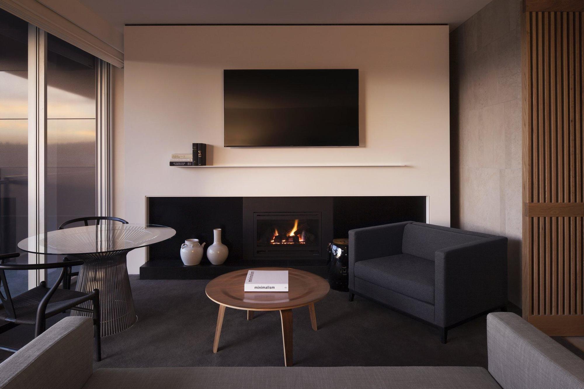 Hotel Realm Κανμπέρα Εξωτερικό φωτογραφία A living room with a fireplace
