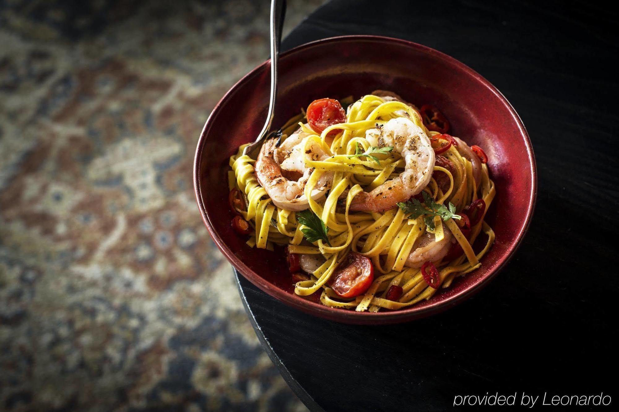 Hotel Realm Κανμπέρα Εξωτερικό φωτογραφία Shrimp and bell pepper pasta