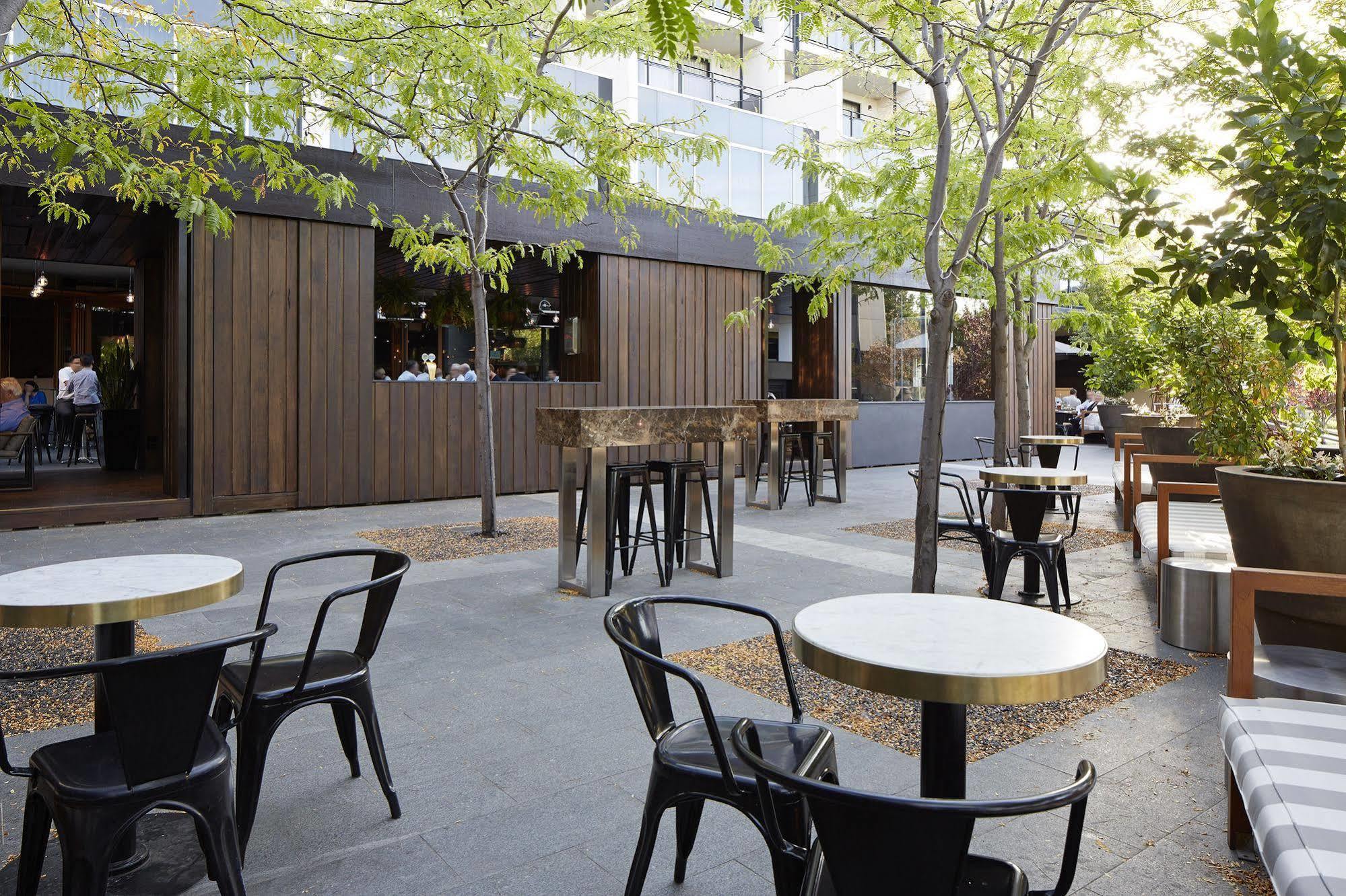 Hotel Realm Κανμπέρα Εξωτερικό φωτογραφία The courtyard at the restaurant