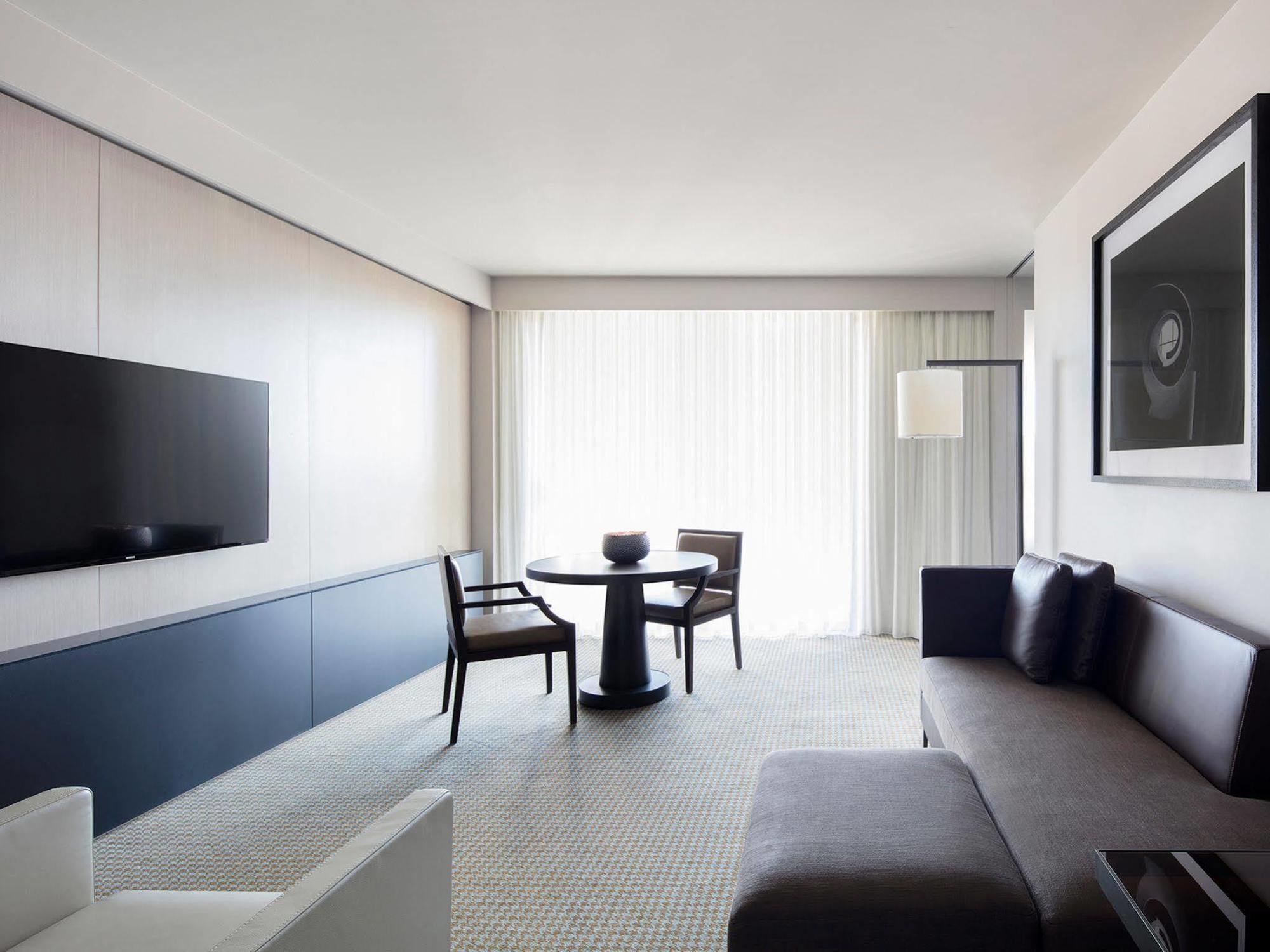 Hotel Realm Κανμπέρα Εξωτερικό φωτογραφία A room at the hotel