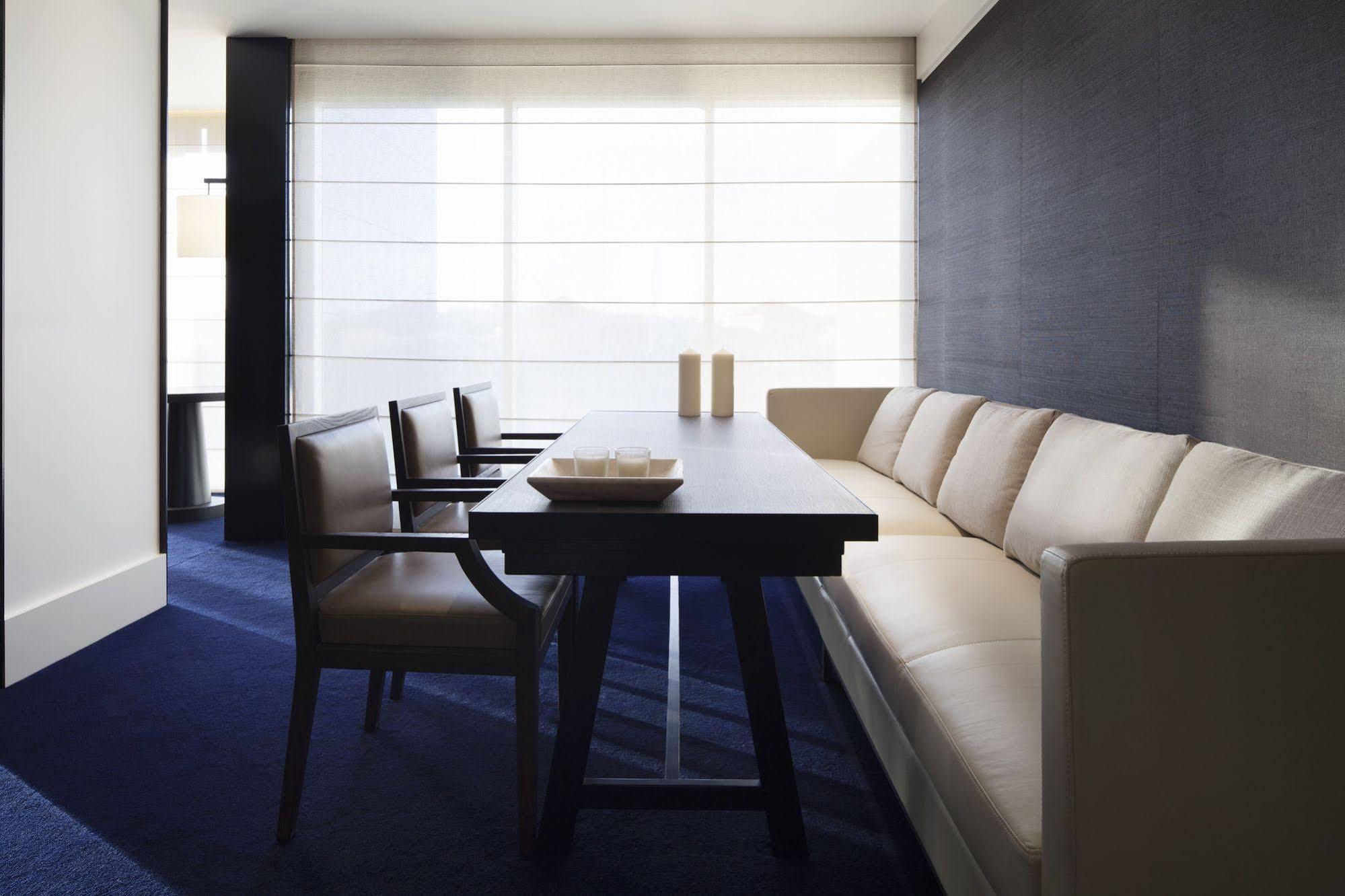 Hotel Realm Κανμπέρα Εξωτερικό φωτογραφία A meeting room at the London InterContinental